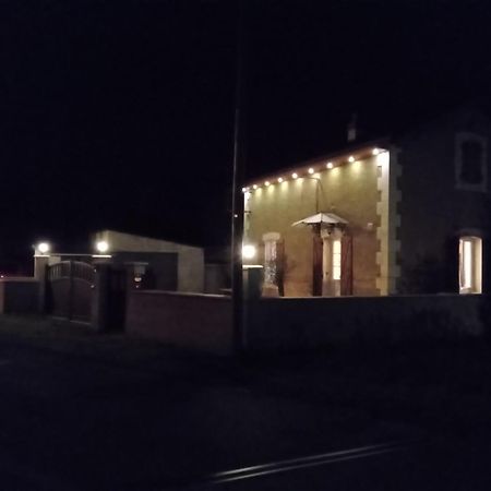 Le Petit Pays Apartment Montgivray Екстериор снимка