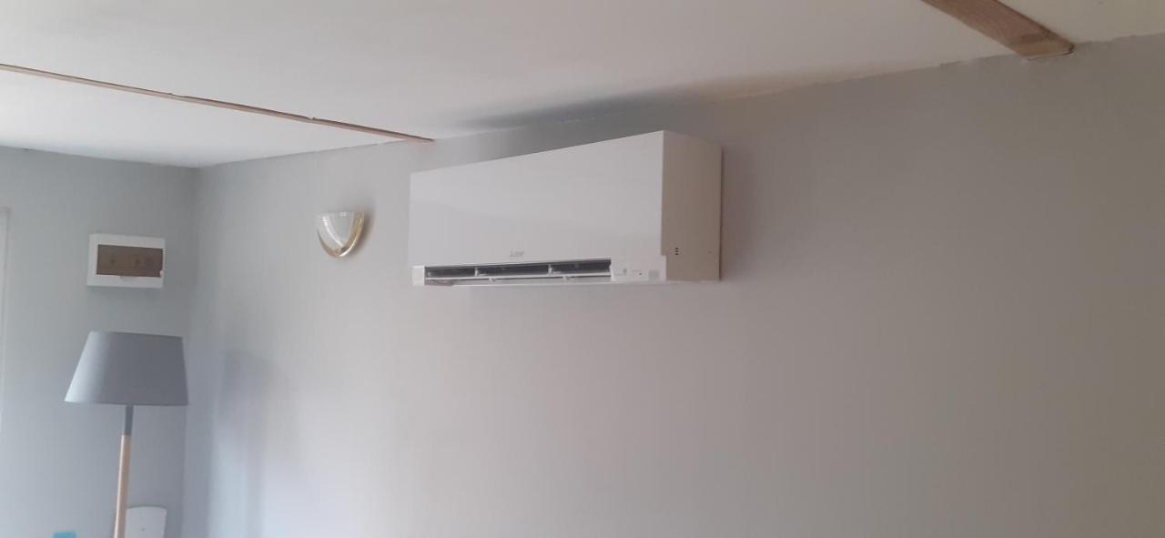 Le Petit Pays Apartment Montgivray Екстериор снимка